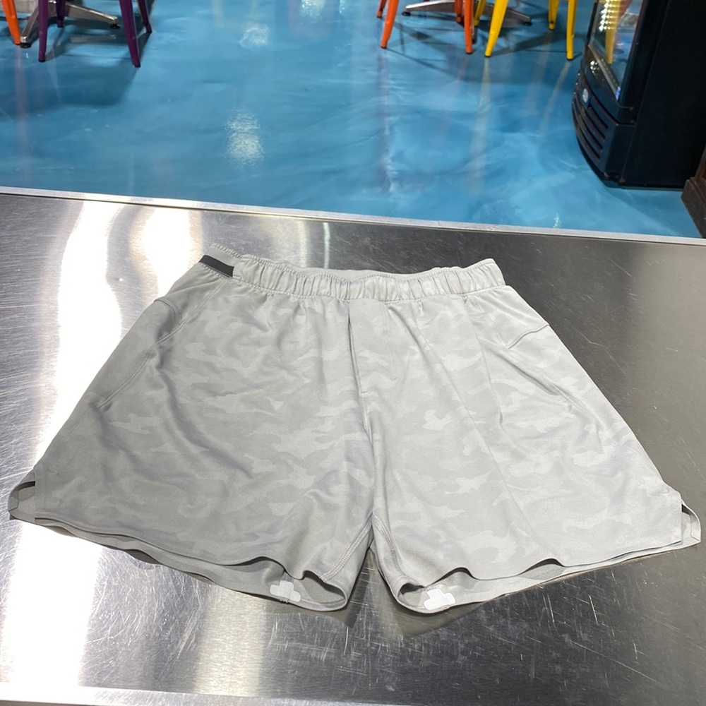 Brand new without tags mens lululemon Surge short 6in